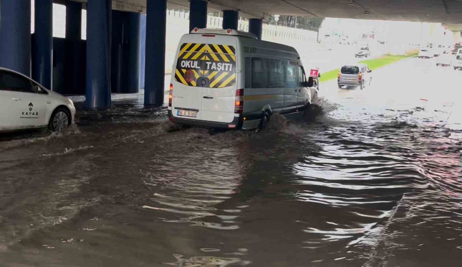 Sağanak yağış caddeleri göle çevirdi: Ne araçlar ne vatandaşlar geçebildi
