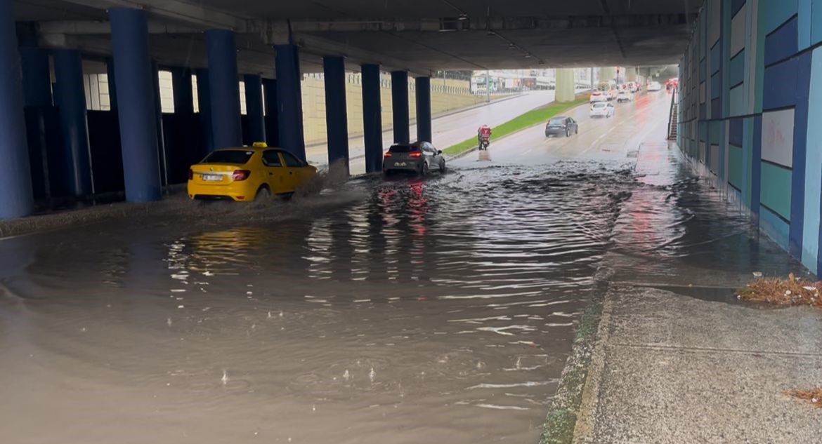 Sağanak yağış caddeleri göle çevirdi: Ne araçlar ne vatandaşlar geçebildi
