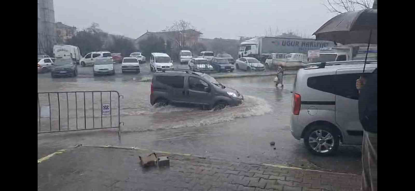 Sağanak yağış hayatı olumsuz etkiledi

