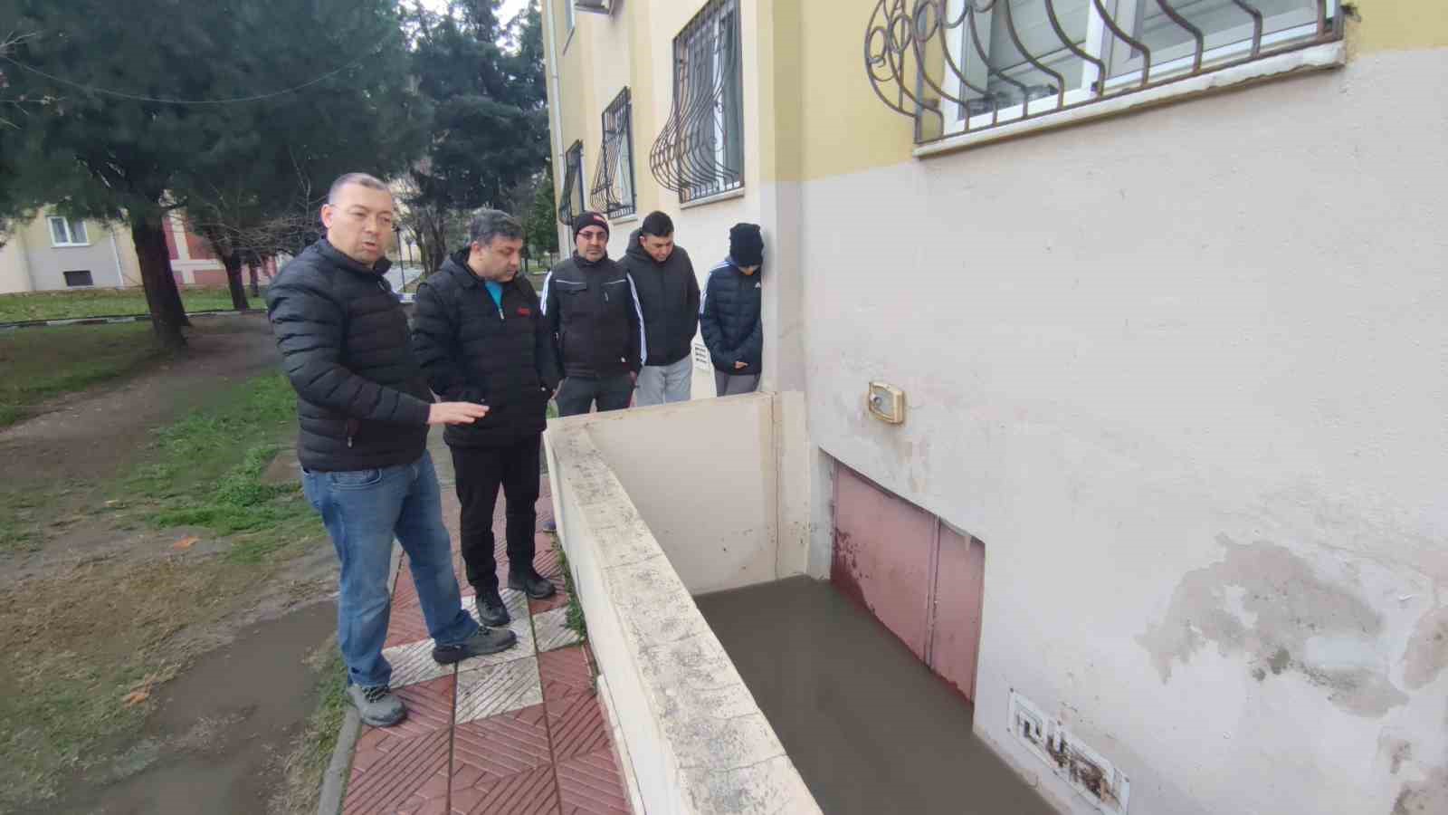 Sağanak yağış Manisa’da su baskınlarına neden oldu
