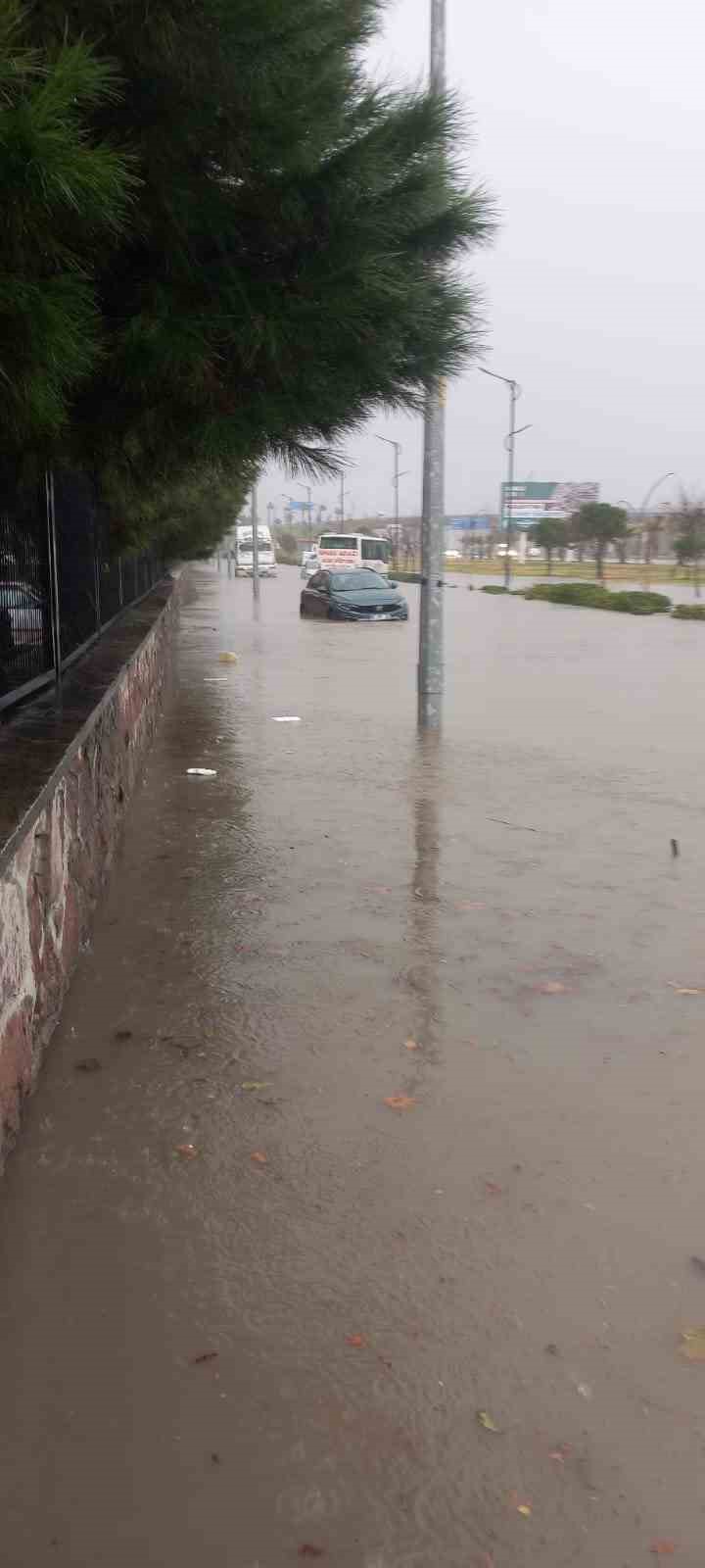 Sağanak yağış Manisa’da su baskınlarına neden oldu
