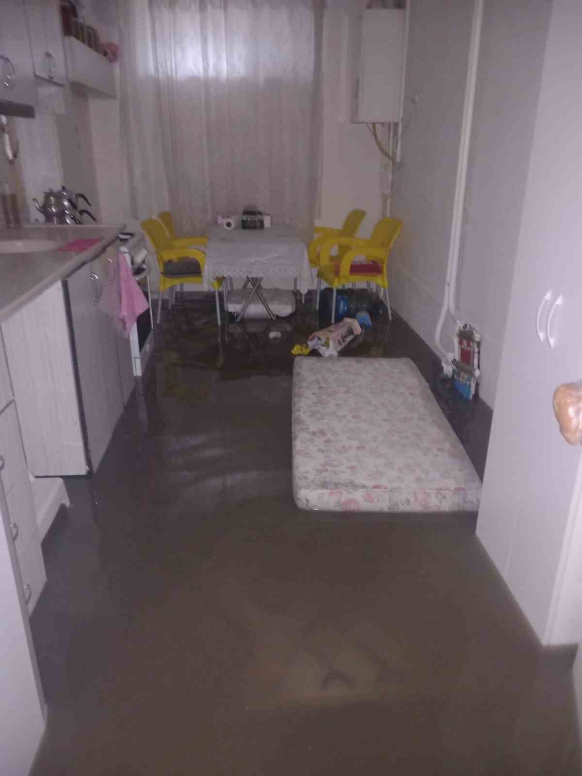 Sağanak yağış Manisa’da su baskınlarına neden oldu
