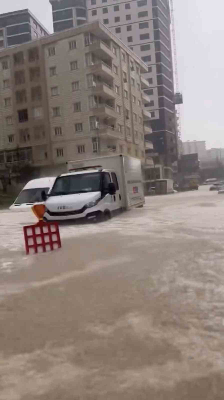 Sağanak yağış Mardin’de hayatı olumsuz etkiledi
