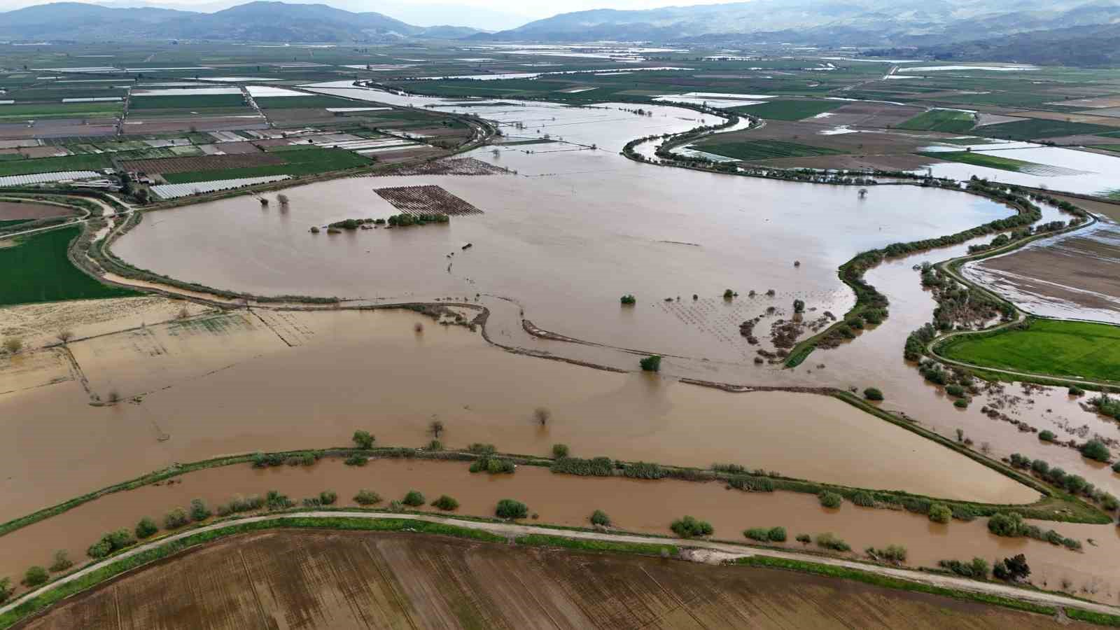 Sağanak yağış Menderes Nehri’ni taşırdı
