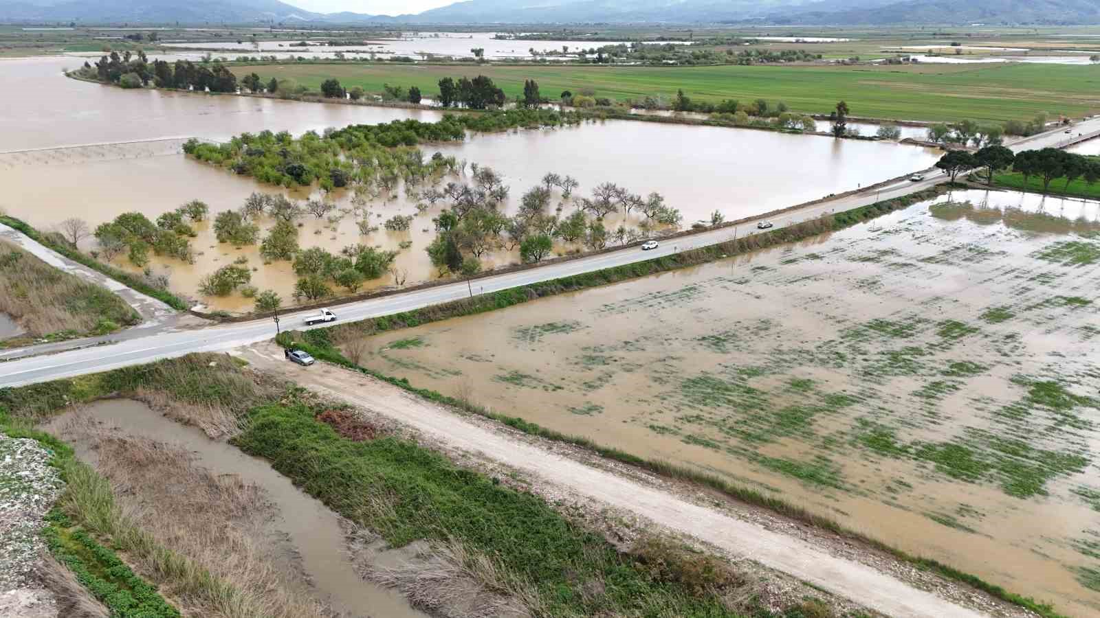 Sağanak yağış Menderes Nehri’ni taşırdı
