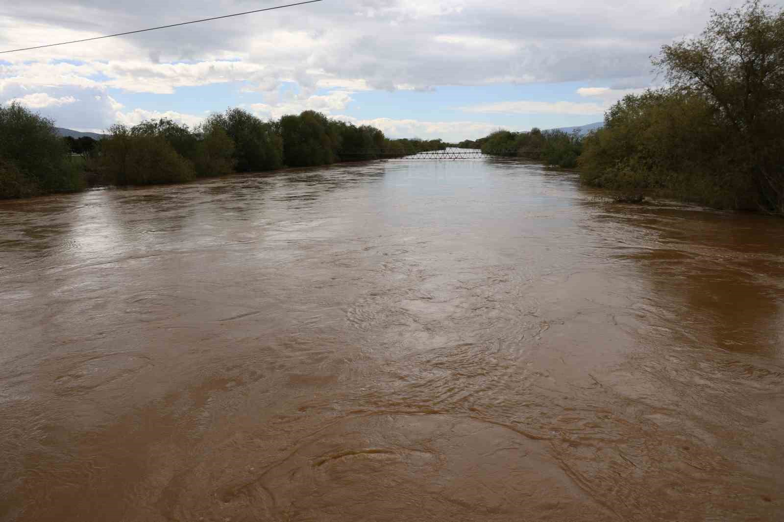 Sağanak yağış Menderes Nehri’ni taşırdı
