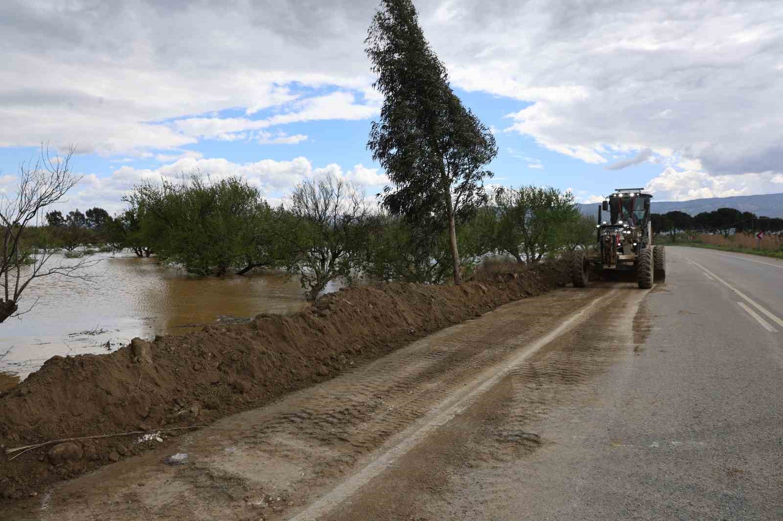 Sağanak yağış Menderes Nehri’ni taşırdı
