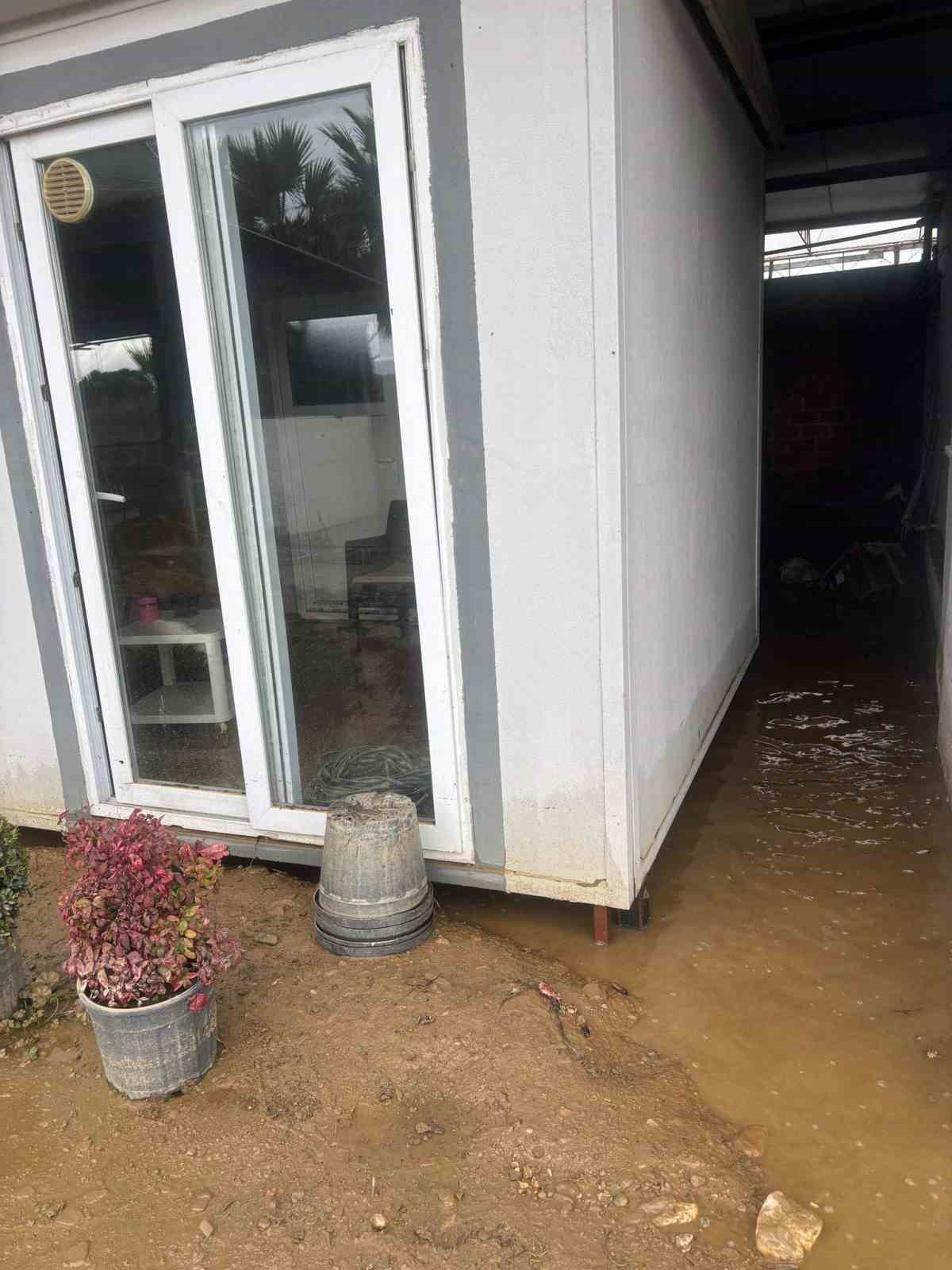 Sağanak yağış Ödemiş’te zarara neden oldu
Sağanak yağış Ödemiş’te zarara neden oldu