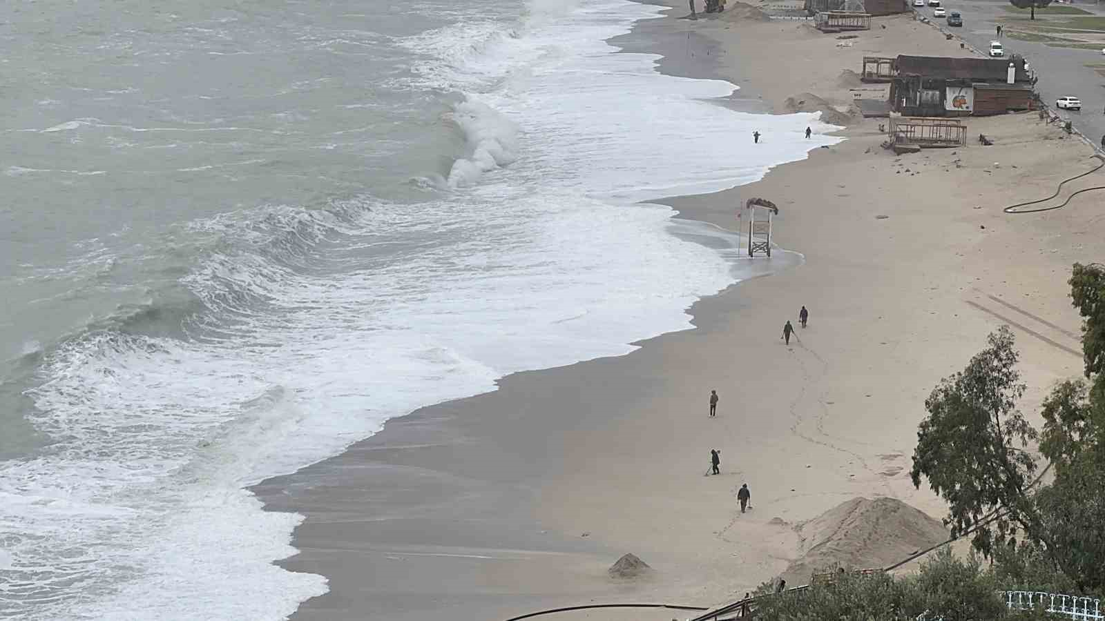 Sağanak yağış, Ölüdeniz’in rengini değiştirdi
