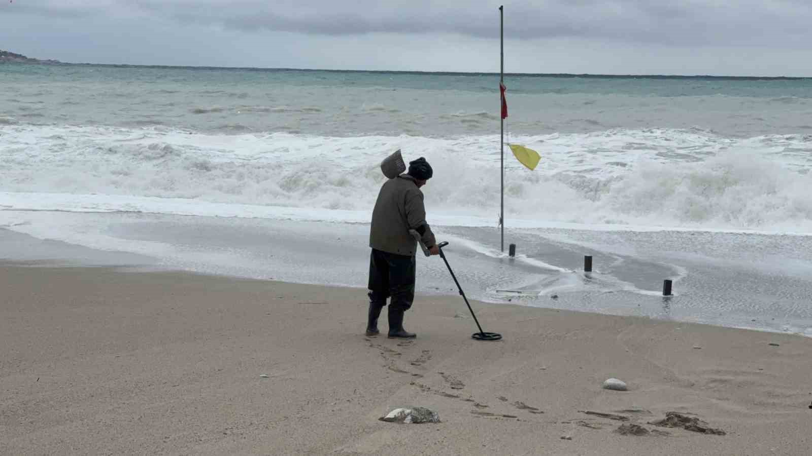 Sağanak yağış, Ölüdeniz’in rengini değiştirdi
