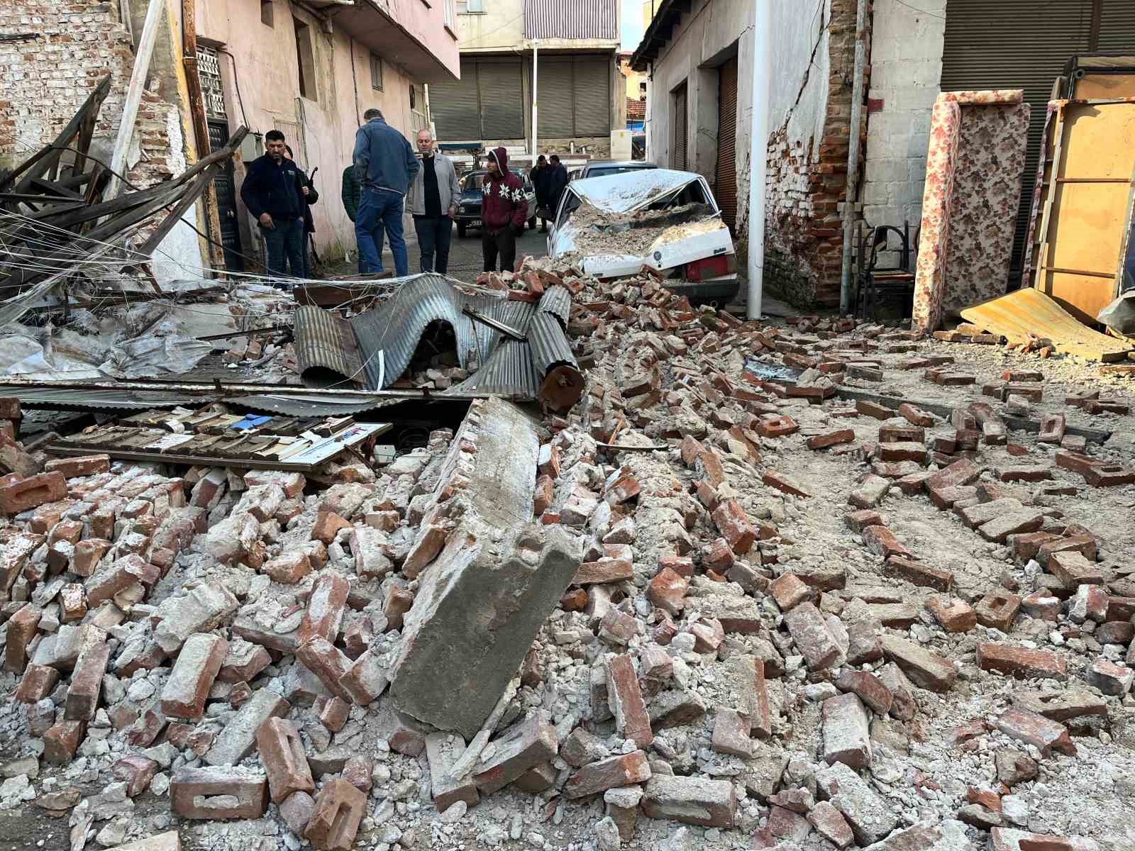 Sağanak yağış Sarıgöl’de metruk bir binayı yıktı
