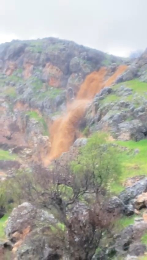 Sağanak yağış şelalelerin debisini yükseltti

