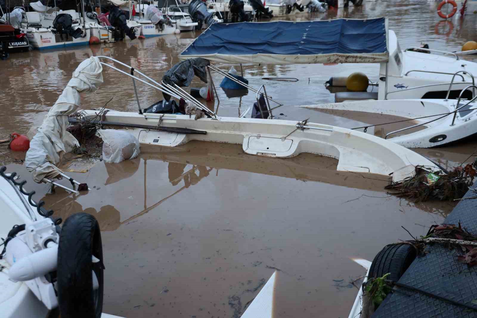 Sağanak yağış tekneleri batırdı
