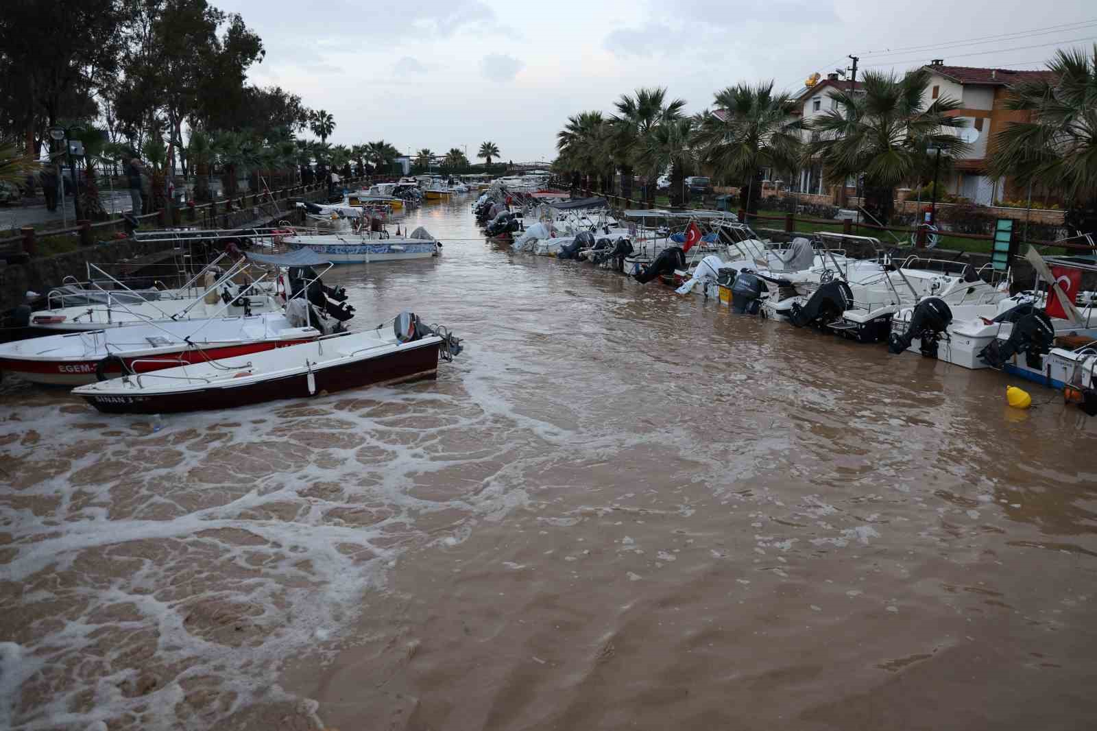 Sağanak yağış tekneleri batırdı

