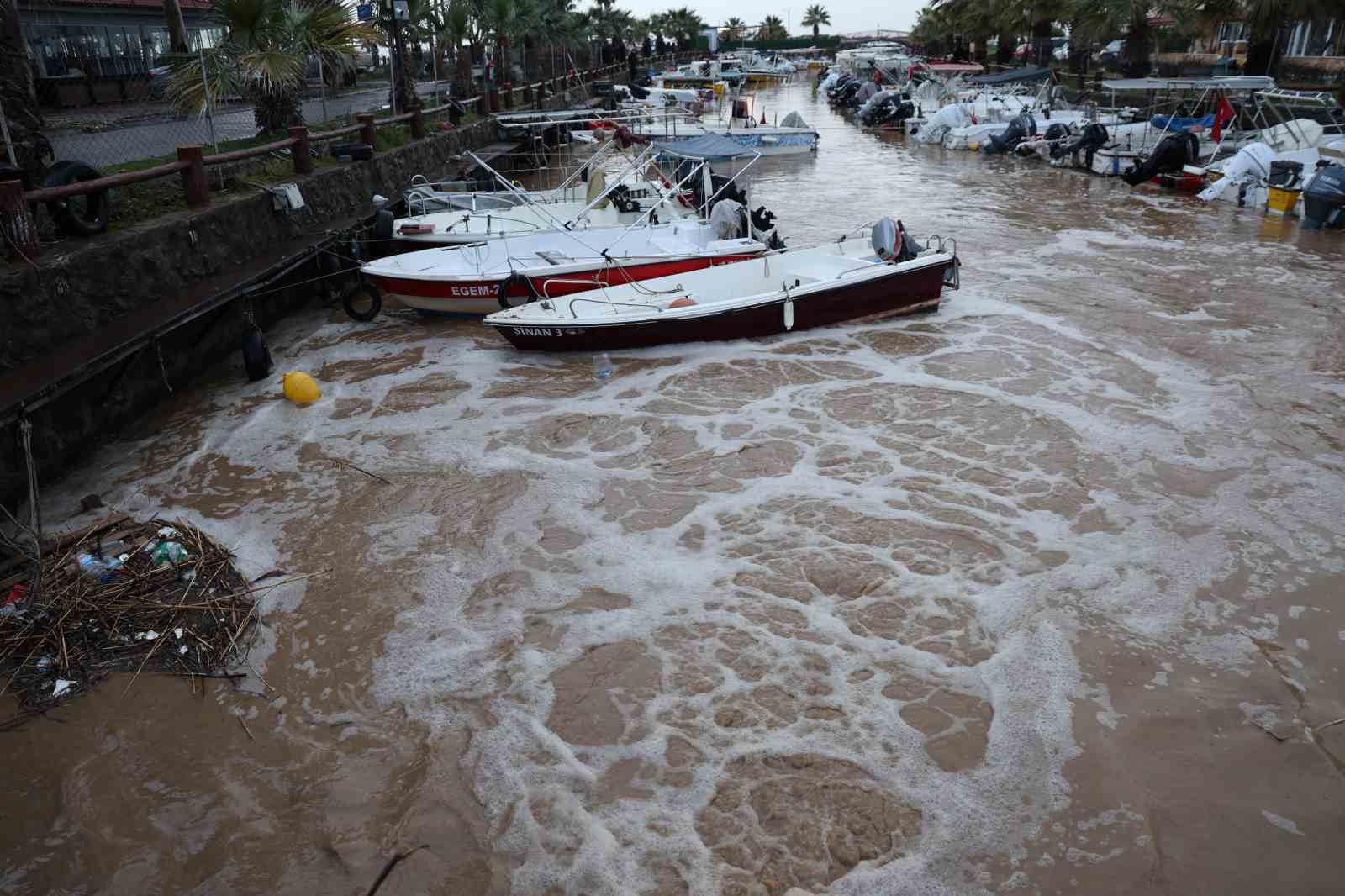 Sağanak yağış tekneleri batırdı
