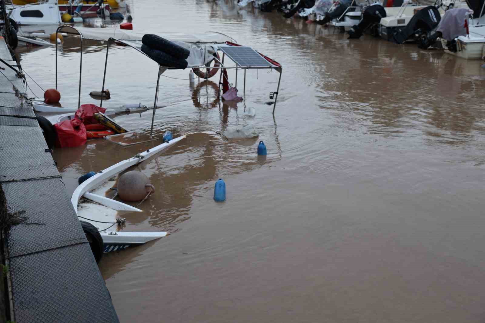 Sağanak yağış tekneleri batırdı
