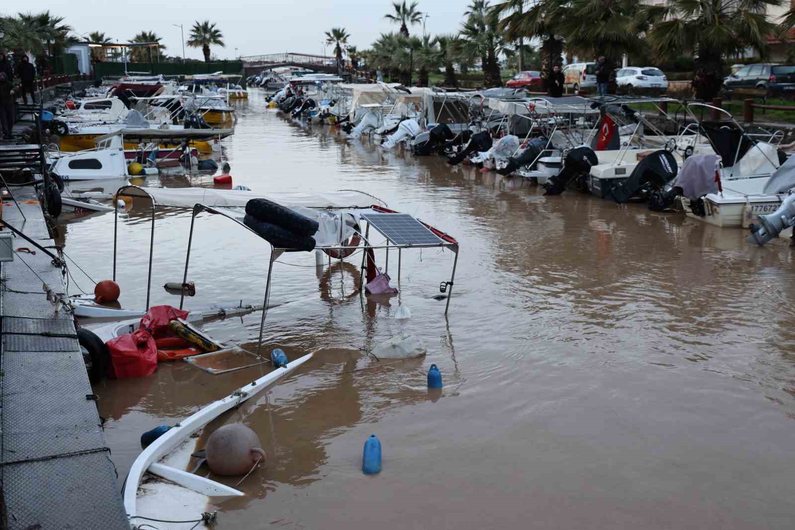 Sağanak yağış tekneleri batırdı
