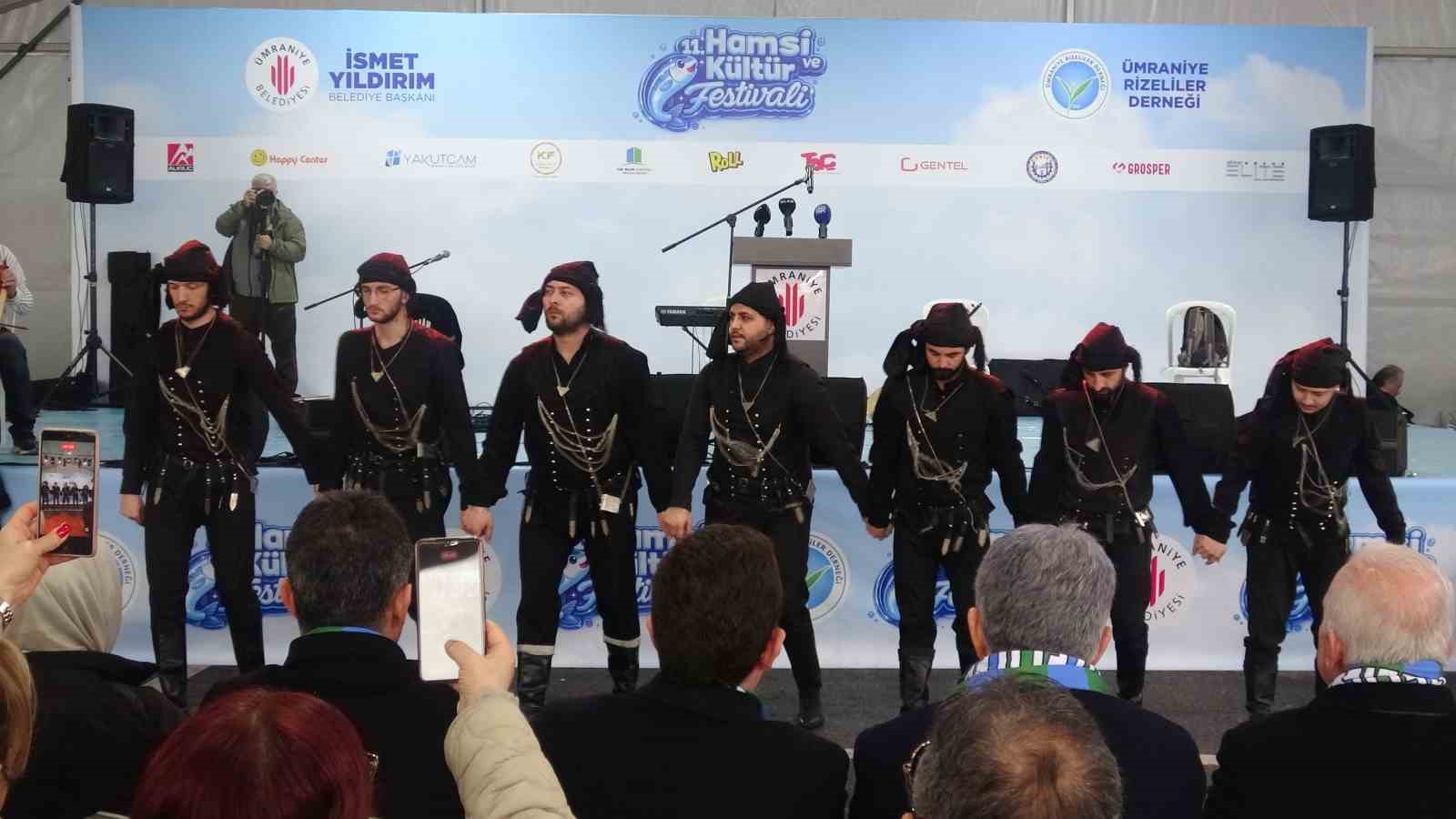 Sağanak yağışa aldırış etmeyen Ümraniyeliler Hamsi Festivali’nde buluştu
