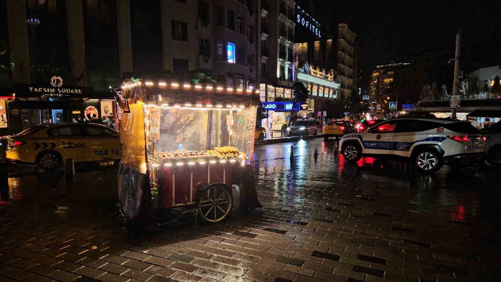 Sağanak yağışın etkili olduğu Taksim’de şimşekler geceyi aydınlattı
