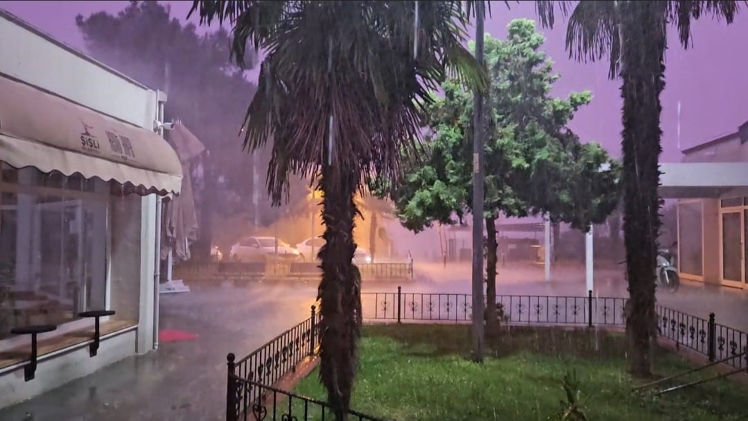 Sağanak yağışın etkili olduğu Taksim’de şimşekler geceyi aydınlattı
