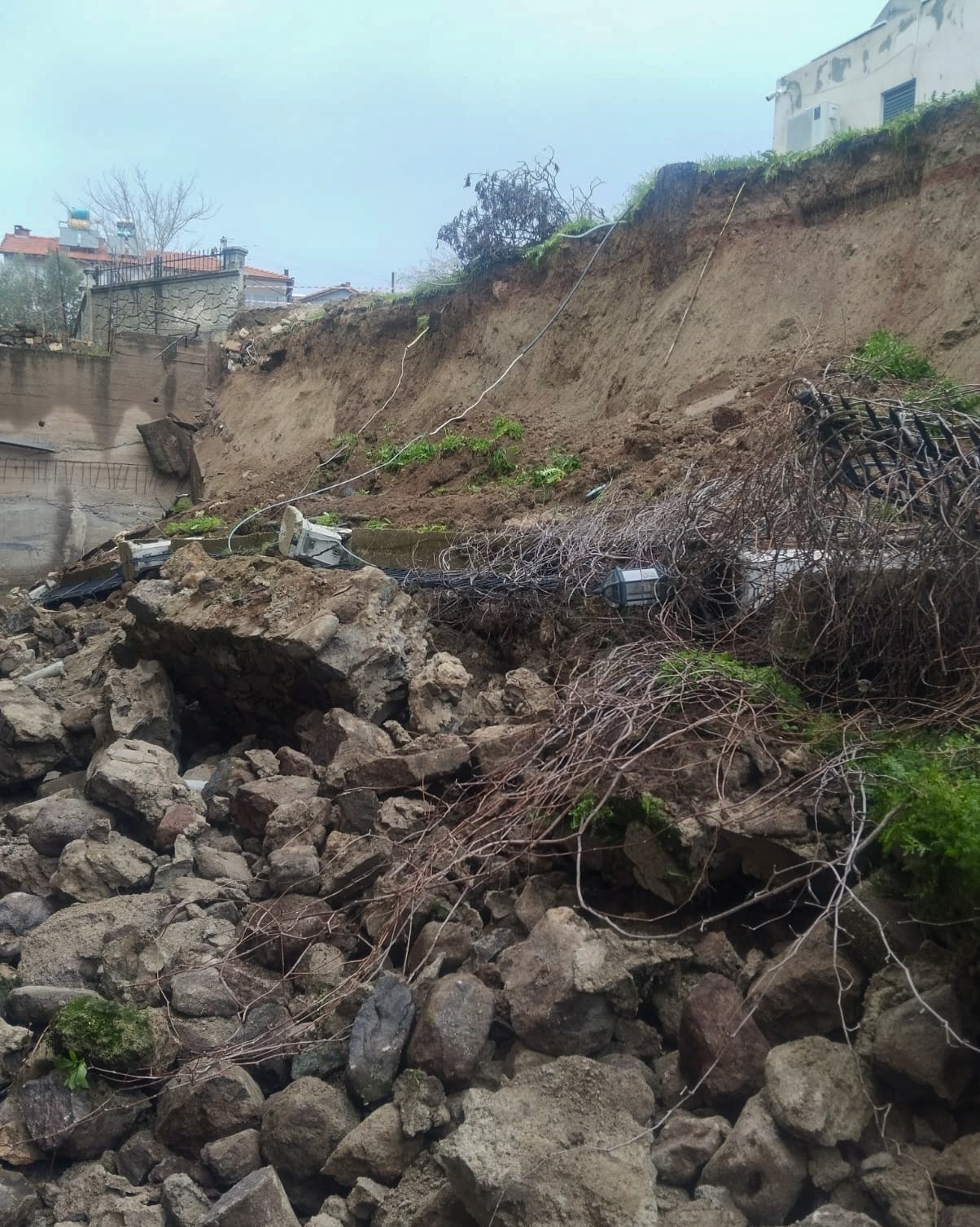 Sağanak yağmur okulun istinat duvarını yıktı
