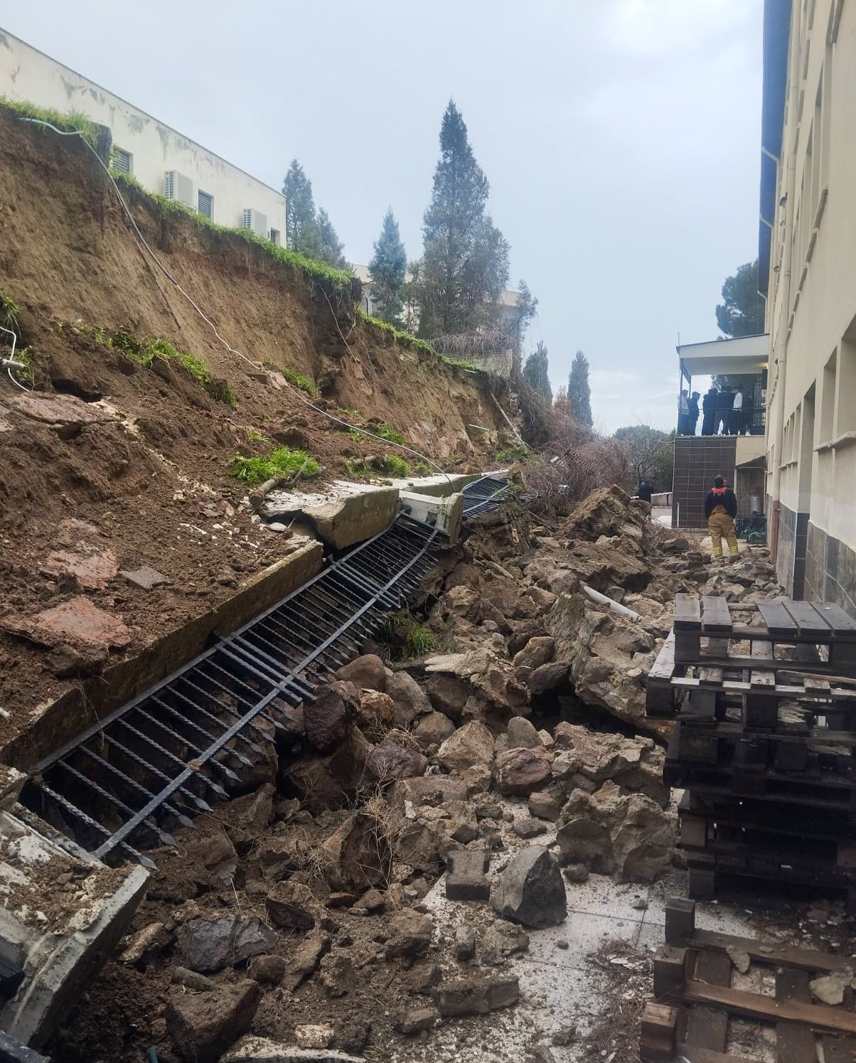 Sağanak yağmur okulun istinat duvarını yıktı
