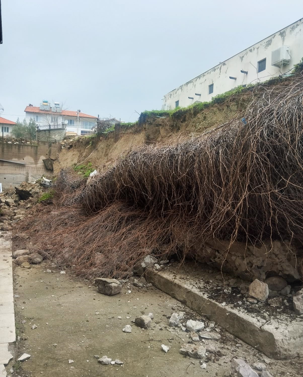 Sağanak yağmur okulun istinat duvarını yıktı
