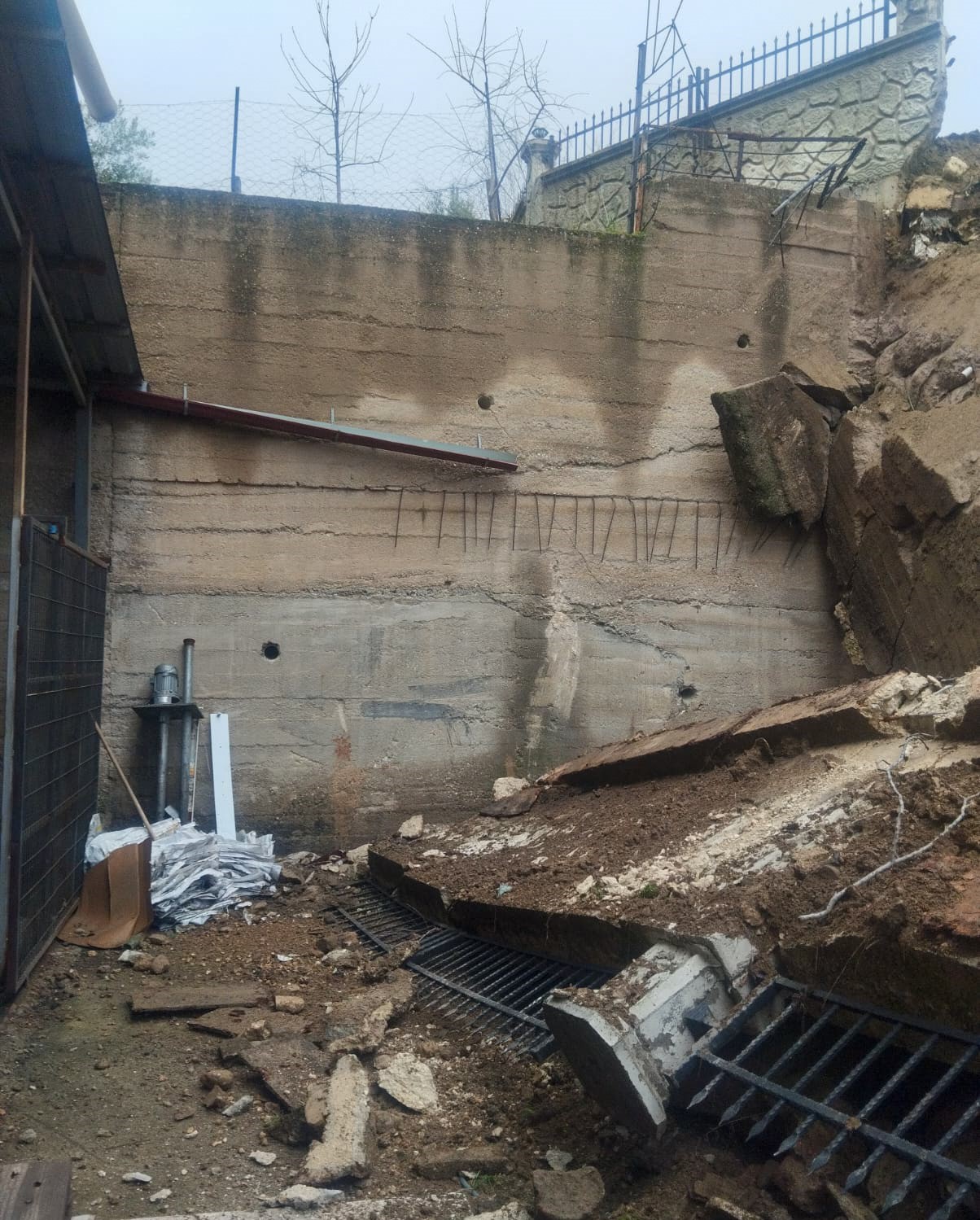 Sağanak yağmur okulun istinat duvarını yıktı
