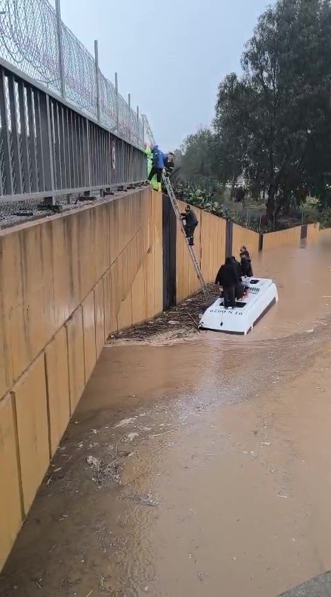 Sağanak yağmura servis aracında yakalananlar merdivenle kurtarıldı
