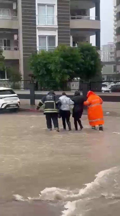 Sağanak yağmura servis aracında yakalananlar merdivenle kurtarıldı
