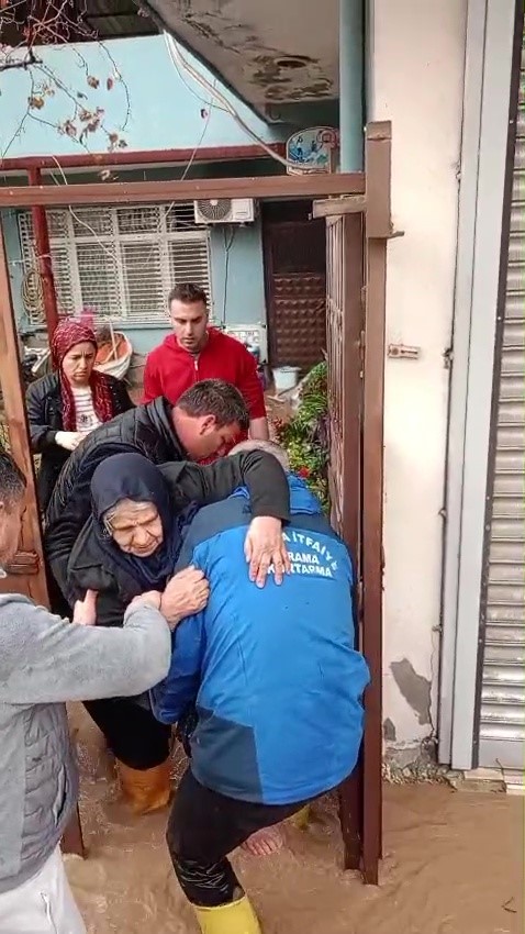 Sağanak yağmura servis aracında yakalananlar merdivenle kurtarıldı
