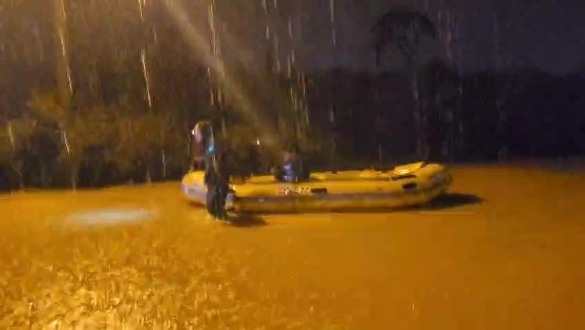 Sağanak yağmurun etkili olduğu Antalya’da mahsur kalan vatandaşlar botlarla kurtarıldı
