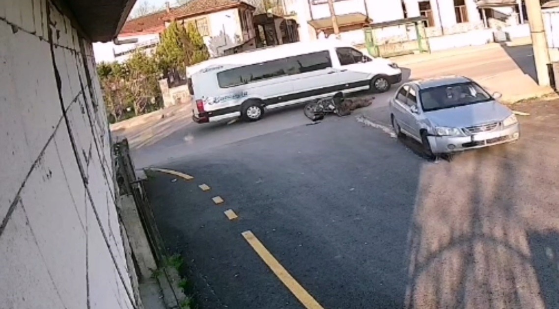 Sağdan sollayan motosikletli otomobile çarptı: Kaza anı kameraya yansıdı
