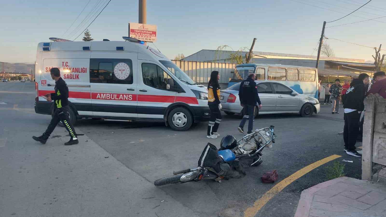 Sağdan sollayan motosikletli otomobile çarptı: Kaza anı kameraya yansıdı
