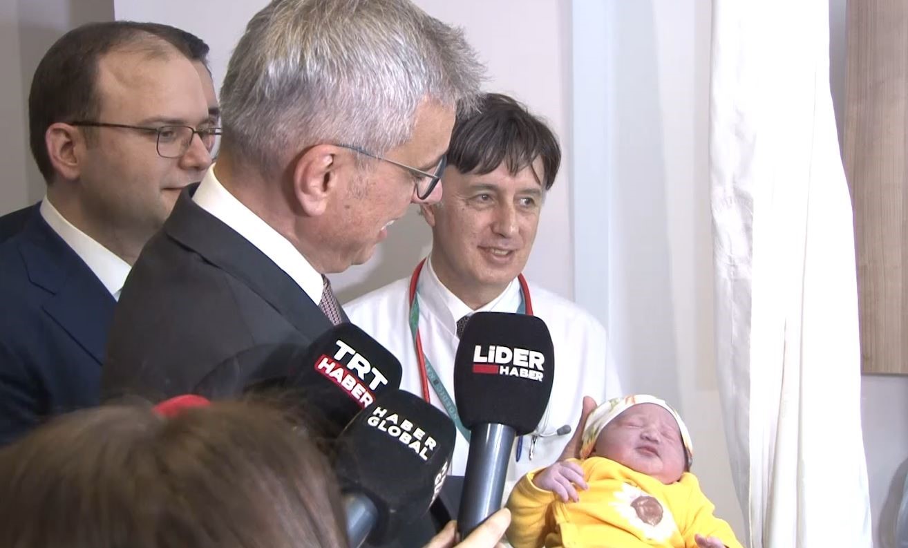 Sağlık Bakanı Memişoğlu, İstanbul’da yeni yılın ilk bebeklerini ziyaret etti
