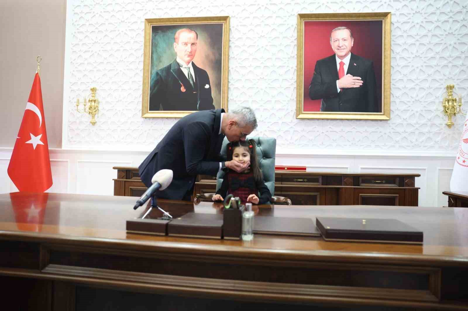 Sağlık Bakanı Memişoğlu, Sigarayı Bırakma Günü’nde Doğa ve sigarayı bıraktırdığı dedesiyle bir araya geldi

