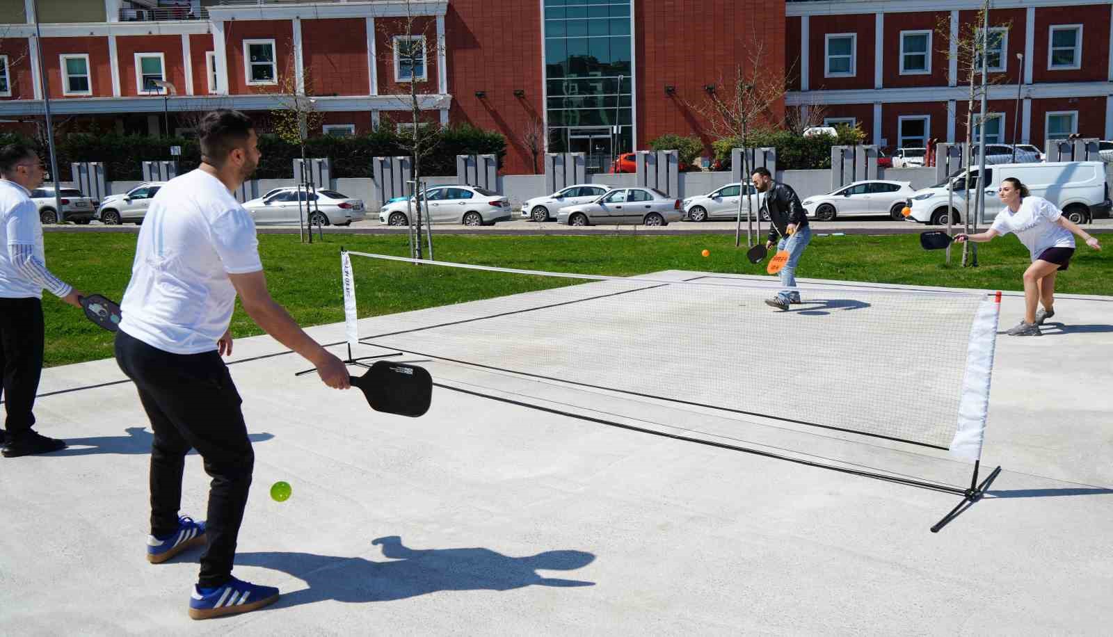 Sağlık çalışanları kortta buluştu: Hareketli yaşam için raketler konuştu

