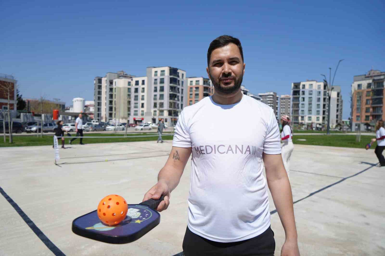 Sağlık çalışanları kortta buluştu: Hareketli yaşam için raketler konuştu
