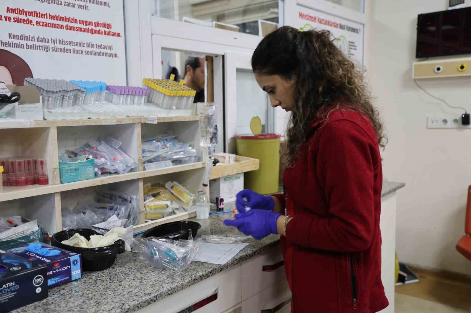 Sağlık çalışanları yeni yıla şifa dağıtarak giriyor
