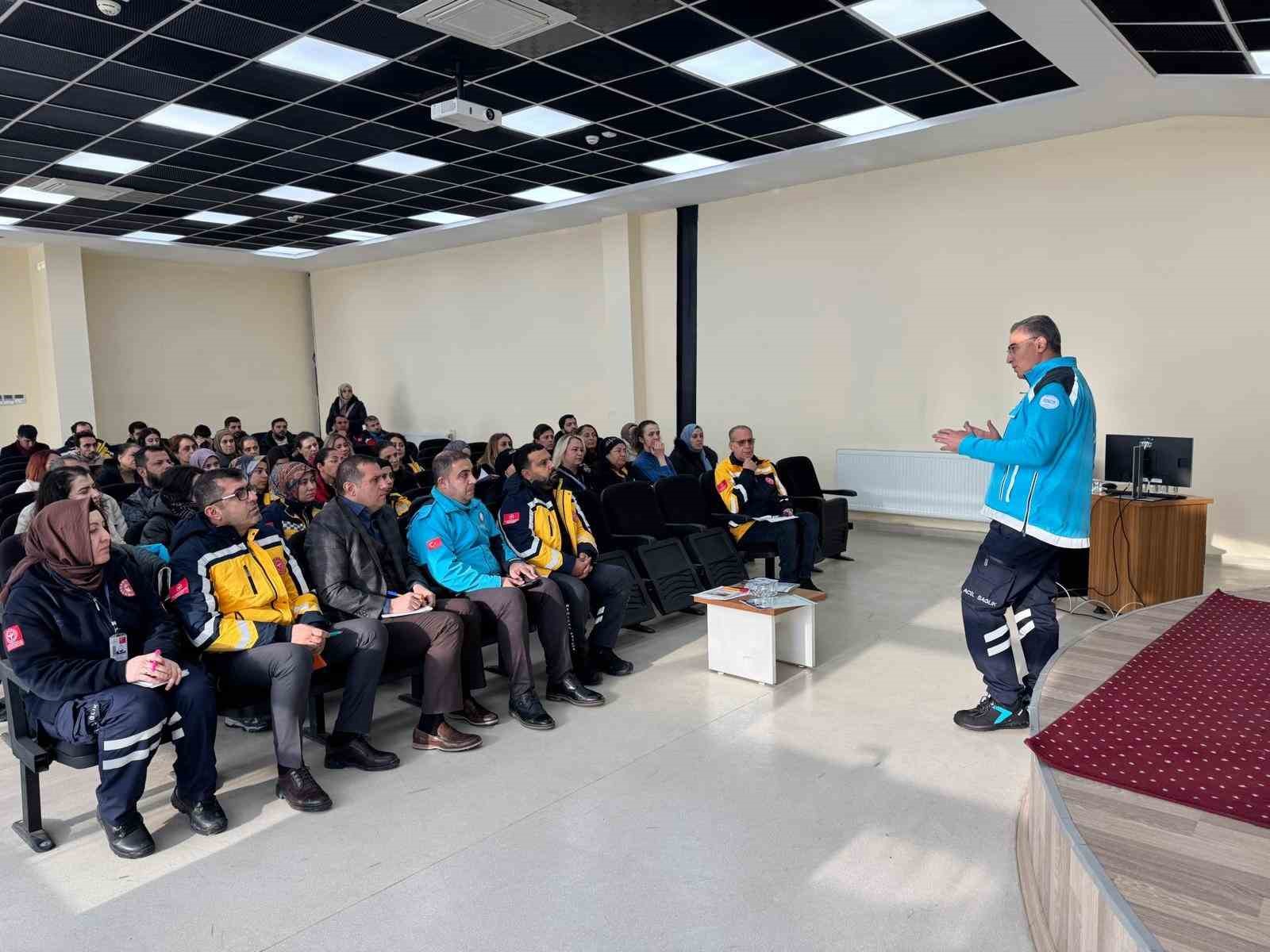 Sağlık çalışanları yoğun kar yağışında sahada görev başında
