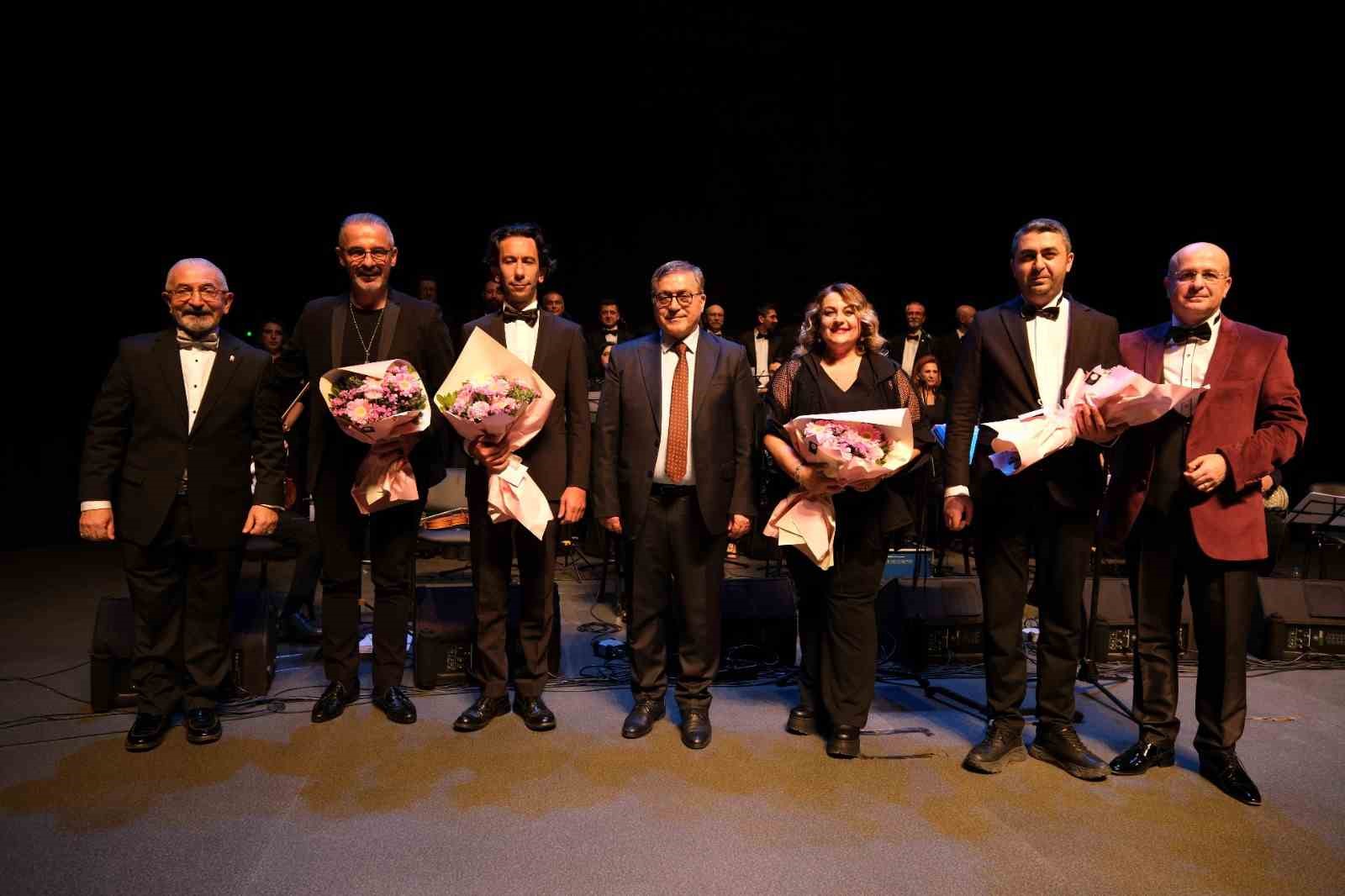 Sağlık çalışanlarından Bursalı sanatseverlere unutulmaz konser
Sağlık çalışanlarından Bursalı sanatseverlere unutulmaz konser