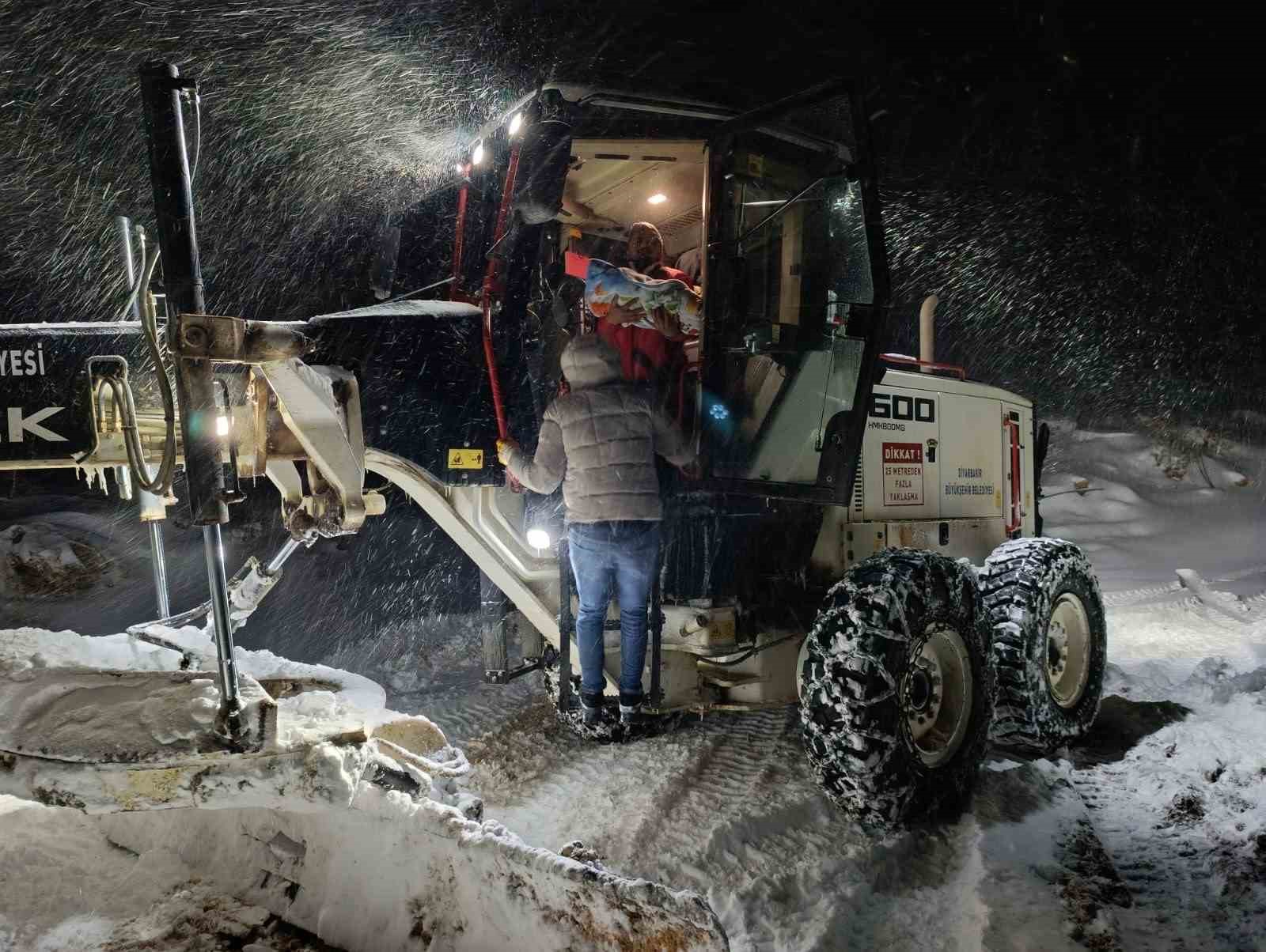 Sağlık ekipleri greyder eşliğinde 1 yaşındaki Mina’ya ulaştı
