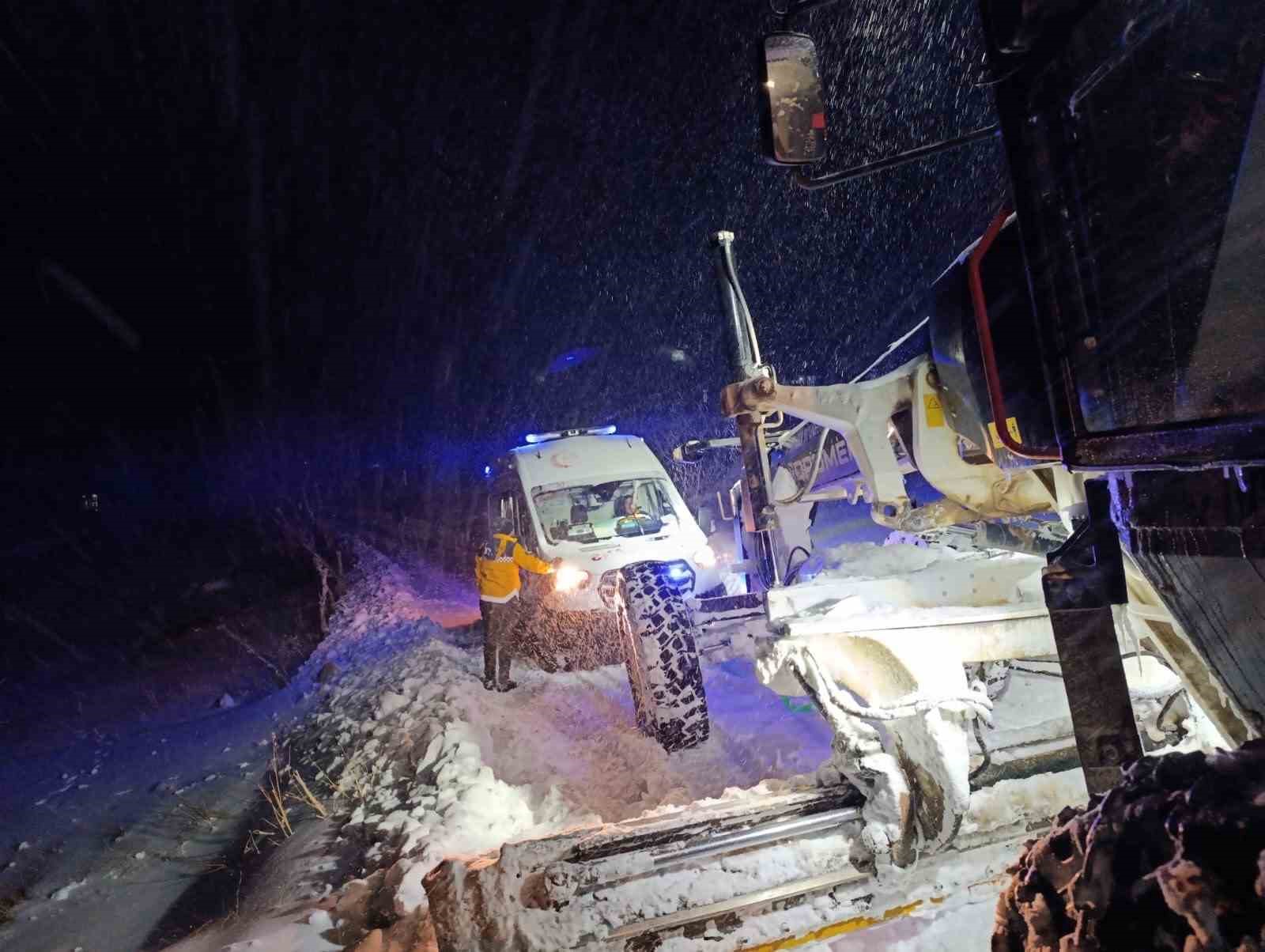 Sağlık ekipleri greyder eşliğinde 1 yaşındaki Mina’ya ulaştı
