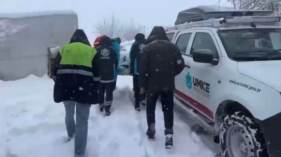 Sağlık ekipleri zorlu kar yolculuğunun ardından hastaya ulaştı
