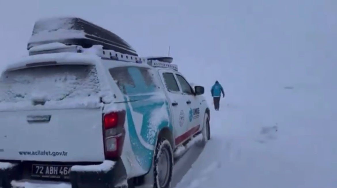 Sağlık ekipleri zorlu kar yolculuğunun ardından hastaya ulaştı
