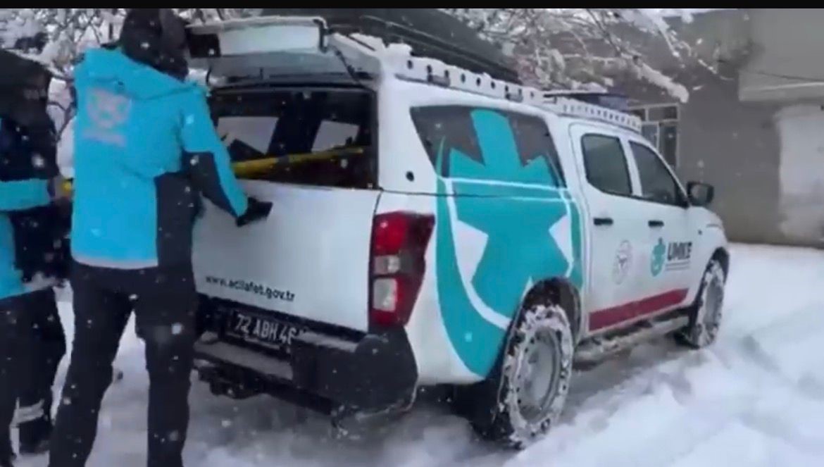 Sağlık ekipleri zorlu kar yolculuğunun ardından hastaya ulaştı
