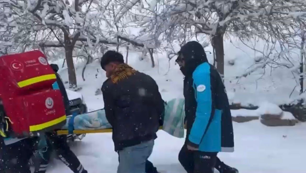 Sağlık ekipleri zorlu kar yolculuğunun ardından hastaya ulaştı
