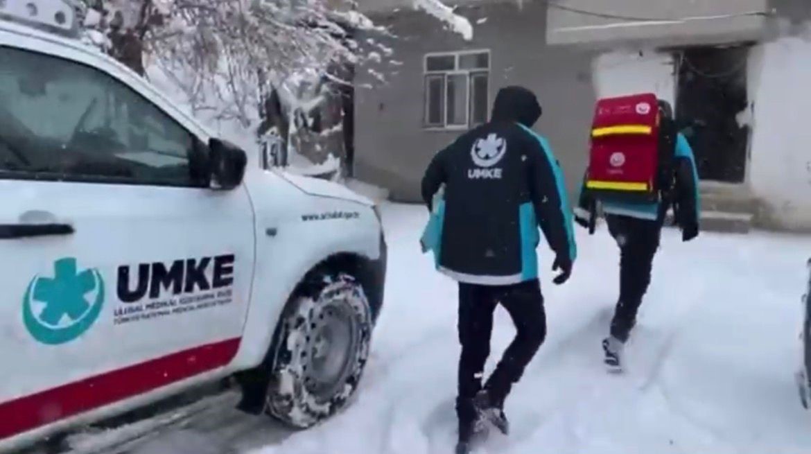 Sağlık ekipleri zorlu kar yolculuğunun ardından hastaya ulaştı
