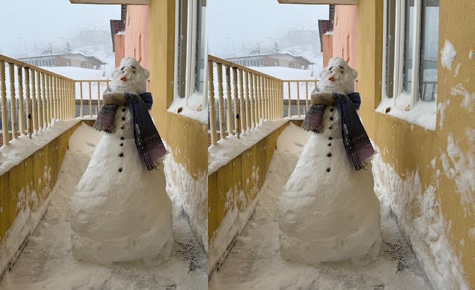 Sağlıkçılardan balkonda kardan adam
