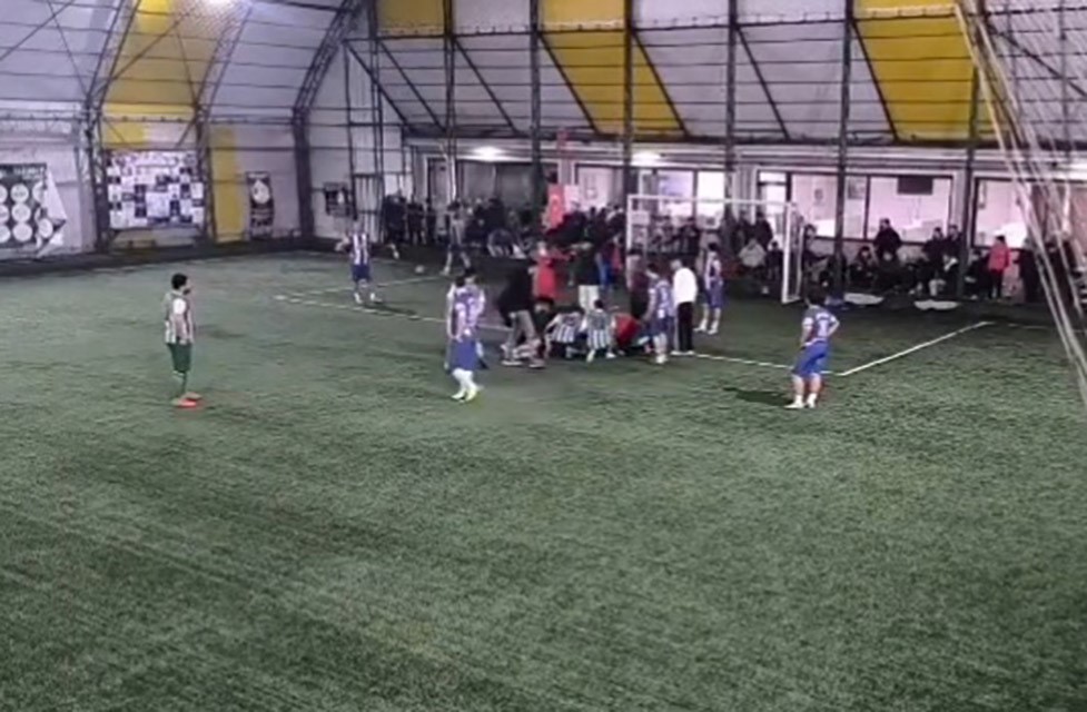 Sahada yürekler ağza geldi: Futbolcunun dili boğazına kaçtı, hakem saniyelerle kurtardı
